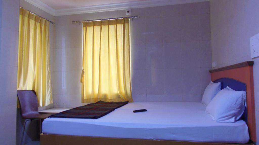 Kvr Deluxe Residency Villa Tirupati Room photo