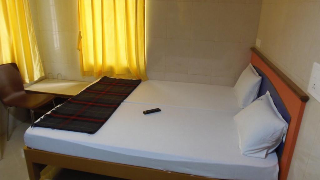 Kvr Deluxe Residency Villa Tirupati Room photo